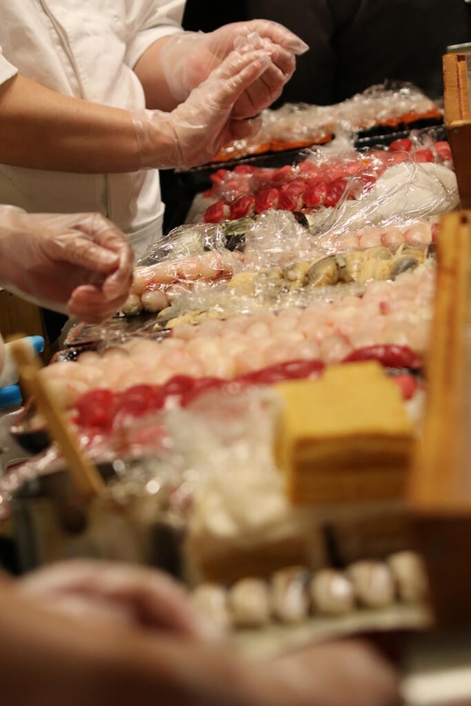 銀座 久兵衛のお寿司をその場で握って出来たのをすぐに頂けました。