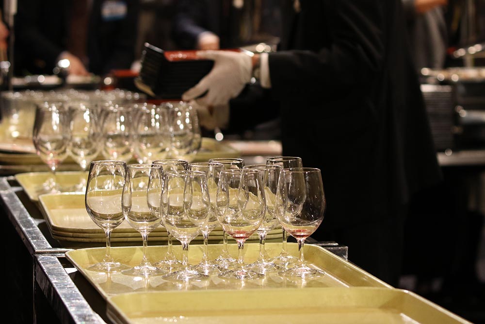 シャンパンも。グラスがきれいに並べて...