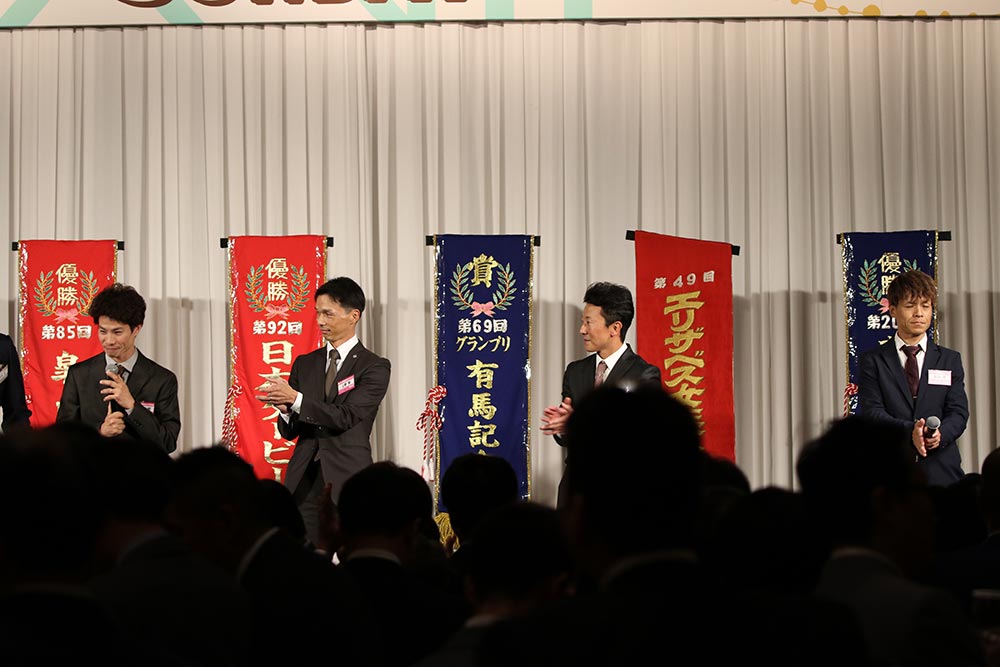 左から、草野太郎 騎手・上野翔 騎手・石神深一 騎手・高田潤 騎手