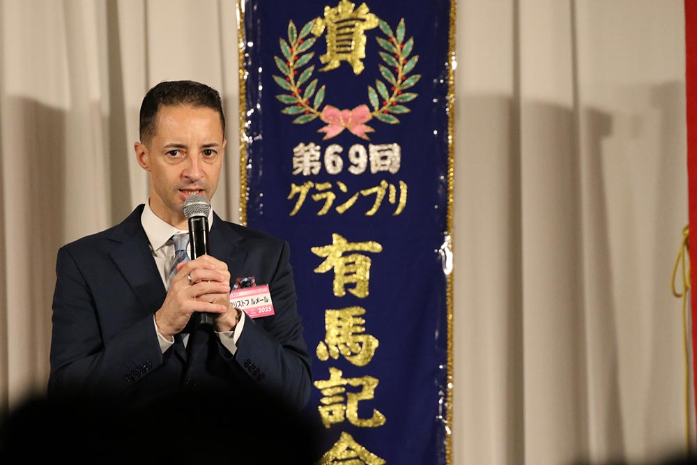 ルメールの挨拶のワンシーン。レースを終えてすぐに駆け付けてきました。