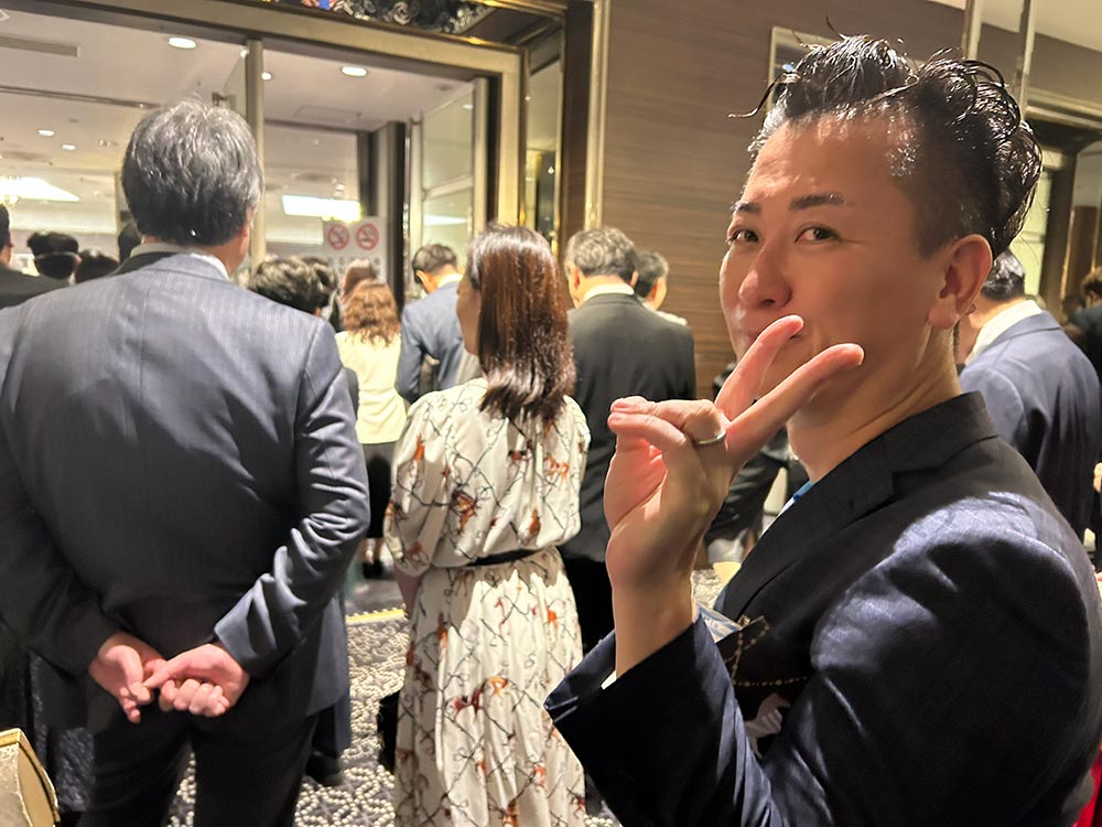 ホテルニューオータニの絢爛かつ重厚な大空間「鶴の間」に入るマスター