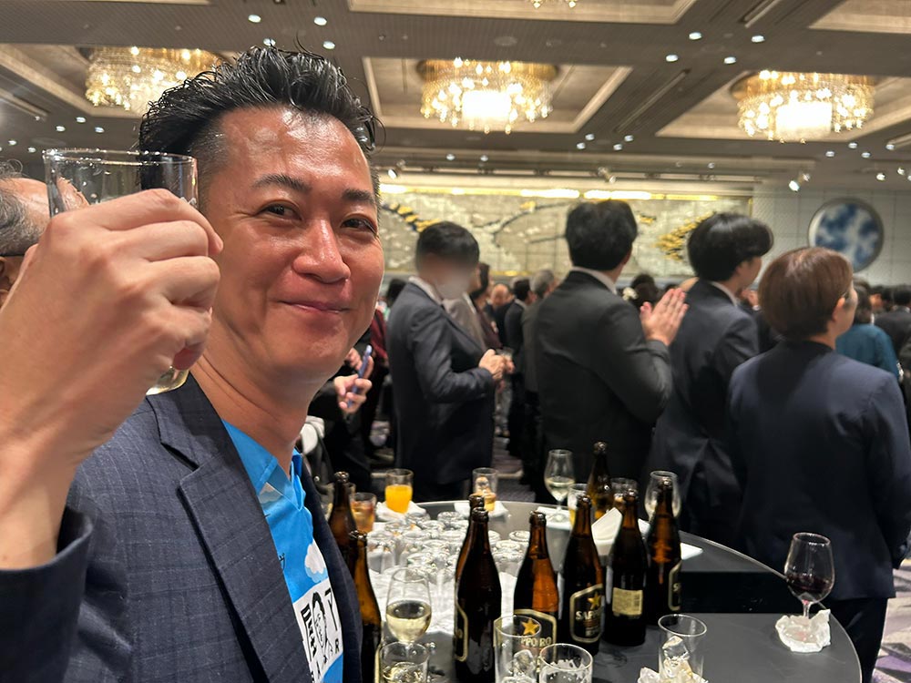 乾杯をするマスター。ほろ酔い気味?